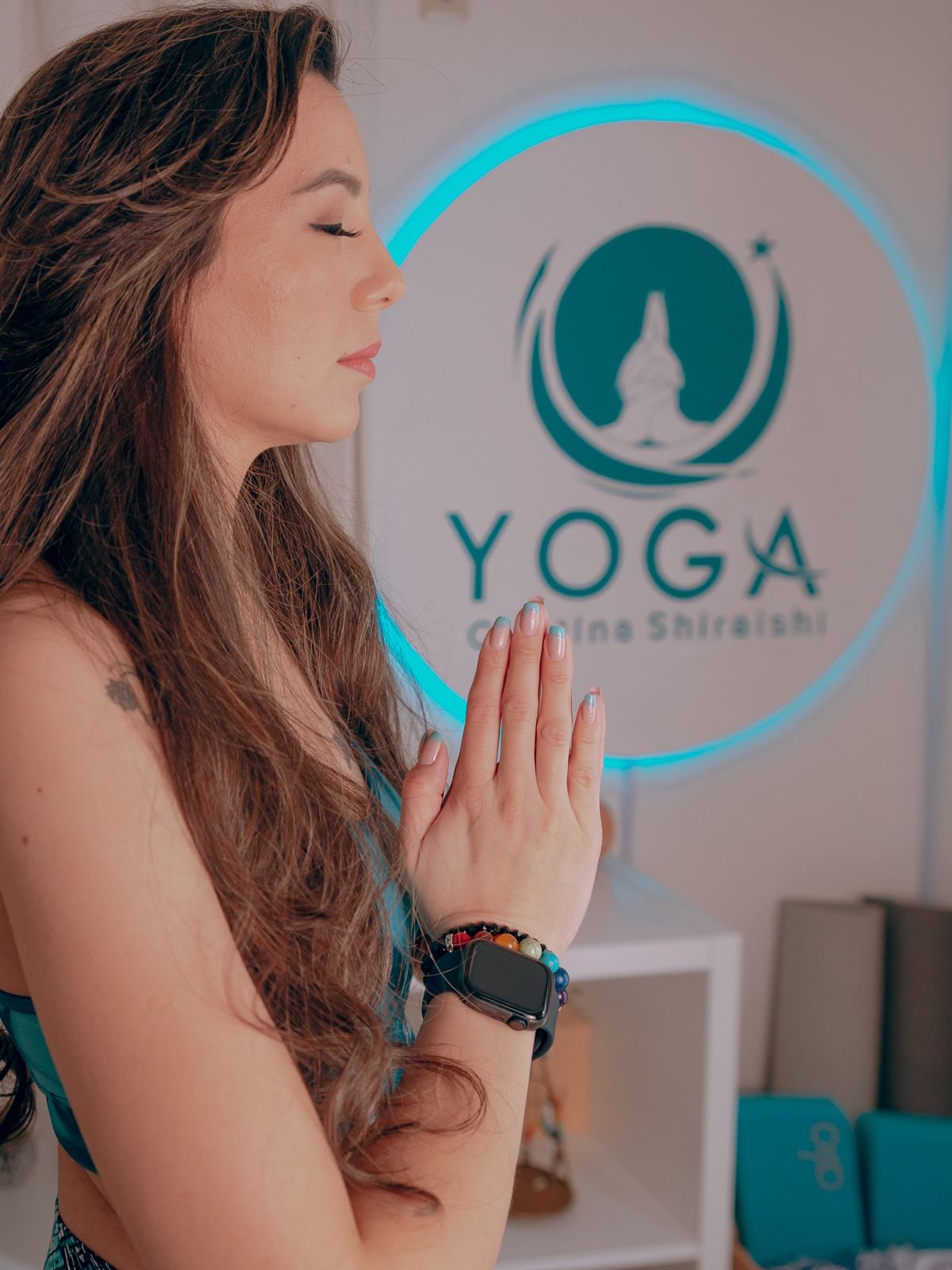 Cristína Shiraishi, instrutora de Yoga e Aerial Yoga, no studio CrisYoga
